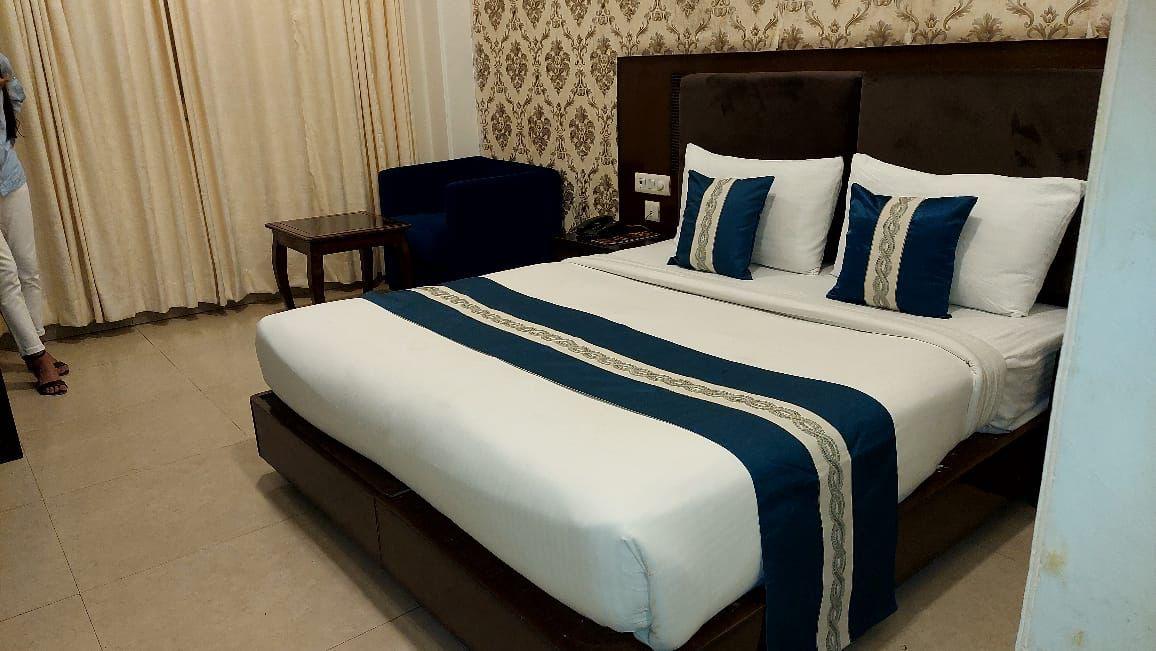 Bed runners with cushion - Image 5